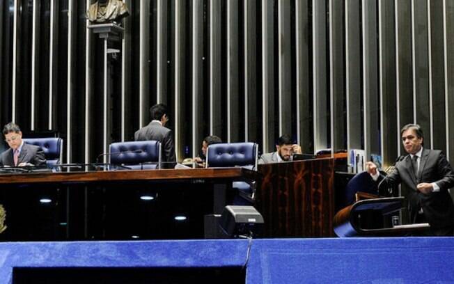 Cássio Cunha Lima (PSDB-PB), da oposição, e Lindbergh Farias (PT-RJ), da situação, se estranharam durante sessão no Senado nesta segunda-feira (7)