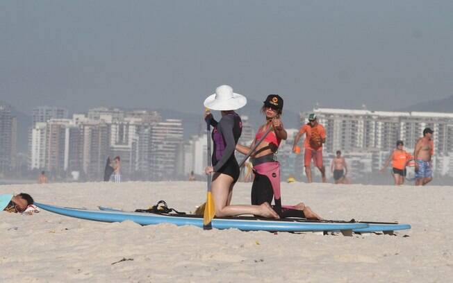 Bárbara Paz pratica stand up paddle no Rio