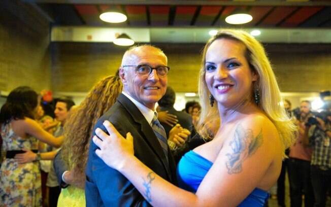 Fernando Haddad e Eduardo Suplicy dançaram com formandas