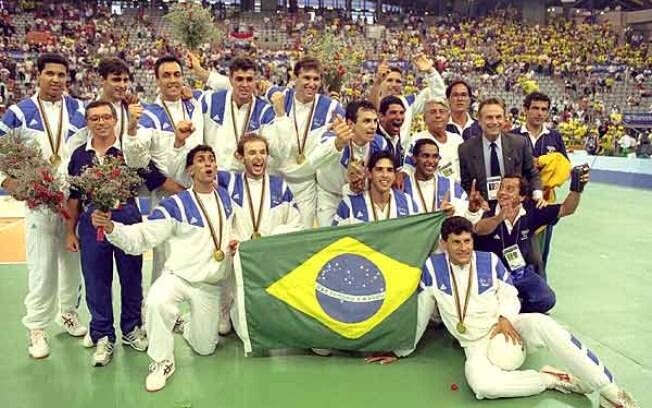 A seleção brasileira de vôlei comemora o ouro histórico em Barcelona