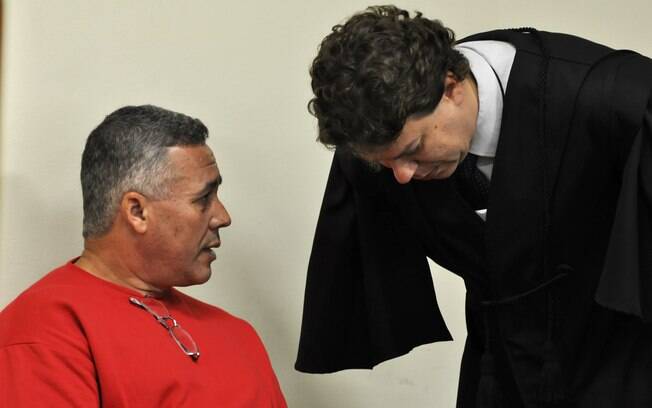 Réu conversa com um de seus advogados nesta terça durante depoimento do presidiário Jaílson de Oliveira (23/04)