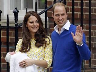 Kate Middleton deixa a maternidade dez horas após o nascimento da filha
