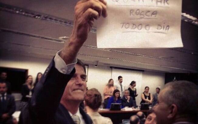 Ele mais uma vez: o deputado Jair Bolsonaro é um dos parlamentares que já se posicionou contrário ao PL-7582, de autoria da deputada Maria do Rosário (PT-RS), que define crimes de ódio e intolerância e cria mecanismos para combatê-los