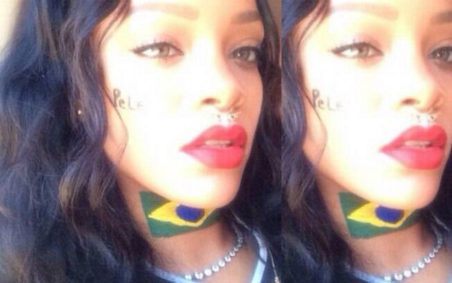 Rihanna "tatua" bandeira do Brasil no pescoço e nome de Pelé no rosto