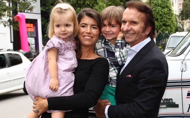  Após 11 anos juntos e dois filhos, Rossana Fanucchi e Emerson Fittipaldi se uniram oficialmente, em 2012