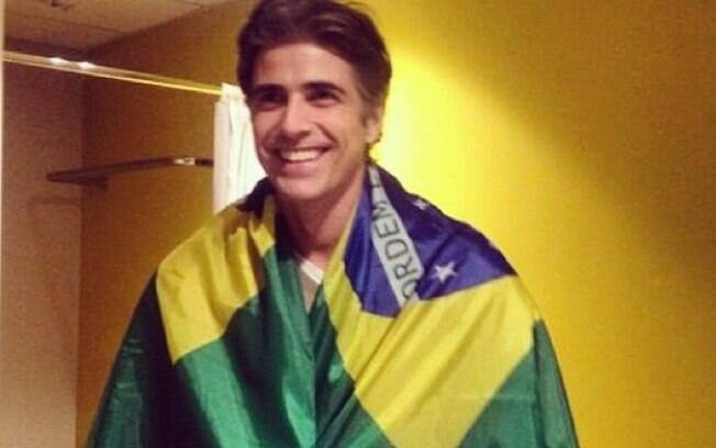 Reynaldo Gianecchini aquece sua torcida com a bandeira do Brasil