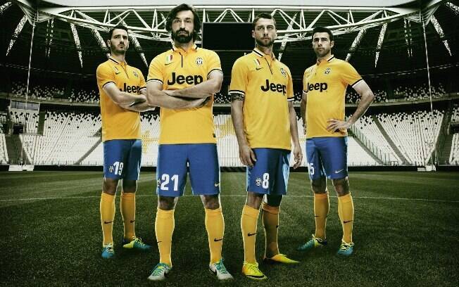 Pirlo (segundo da esquerda para a direita) com o uniforme da Juventus