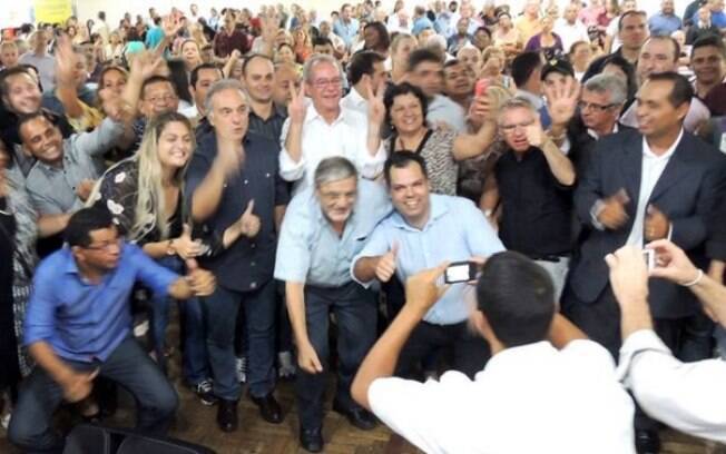Tripoli (abanando o braço direito) ao lado de Anibal (de branco) e Bruno Covas (agachado, de azul)