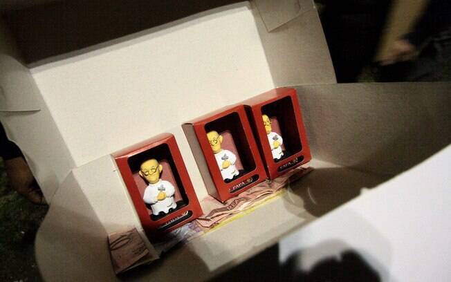 Bonequinhos do papa Francisco vendidos por R$ 5 na Cinelândia, no Rio de Janeiro.