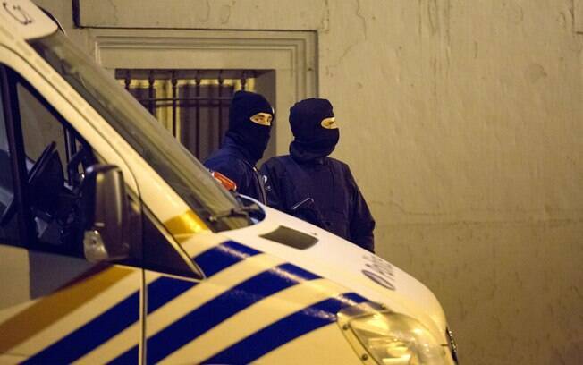 Bélgica prende 13 e mata 2 em operação contra terrorismo