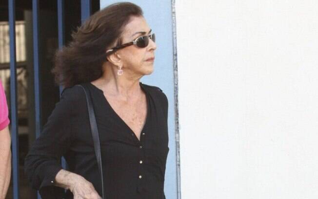 Betty Faria chega para cerimônia no cemitério do Carmo