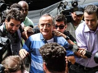 Preso pela PF, ex-diretor da Petrobras, Nestor Cerveró chega ao IML de Curitiba para exame de corpo delito nesta quarta-feira (14/01/2015)
