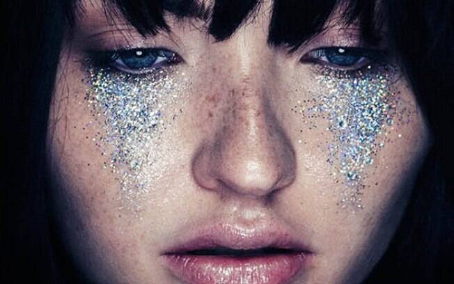 Lágrimas de glitter fazem sucesso na internet Lágrimas de glitter fazem sucesso na internet