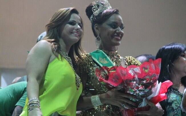 Após coroação, Ana Paula Evangelista posou com um buquê de flores e ao lado de Viviane Araújo