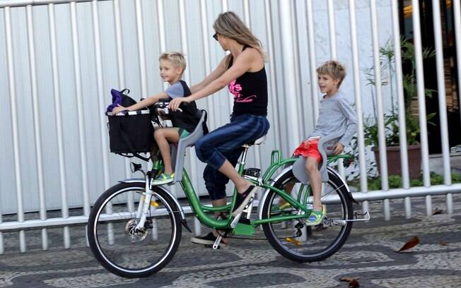  Fernanda Lima passeia de bike com os filhos no Leblon