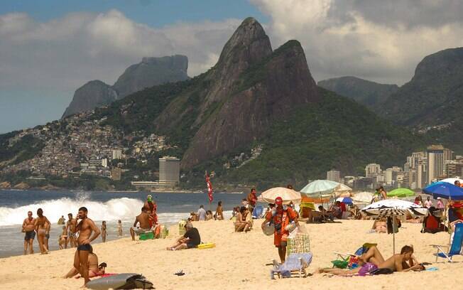 Movimentação de banhistas na praia de Ipanema, no Rio de Janeiro (20/12/2013)