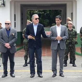 Roberto Justus observa prova dos participantes ao lado dos conselheiros
