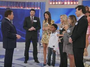 Silvio Santos brinca com elenco do SBT no palco