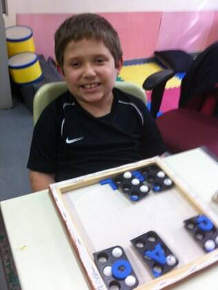 Em apenas quatro meses, o menino Matheus aprendeu o método Braille
