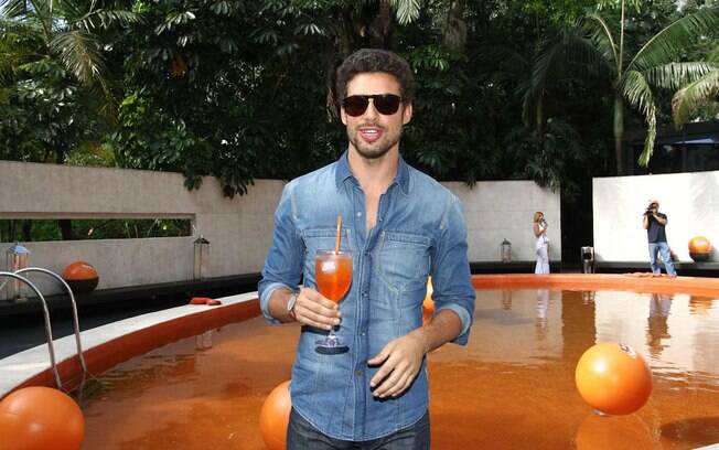 Cauã Reymond participou do evento de lançamento de uma bebida em um hotel de São Paulo na tarde de sábado (14)