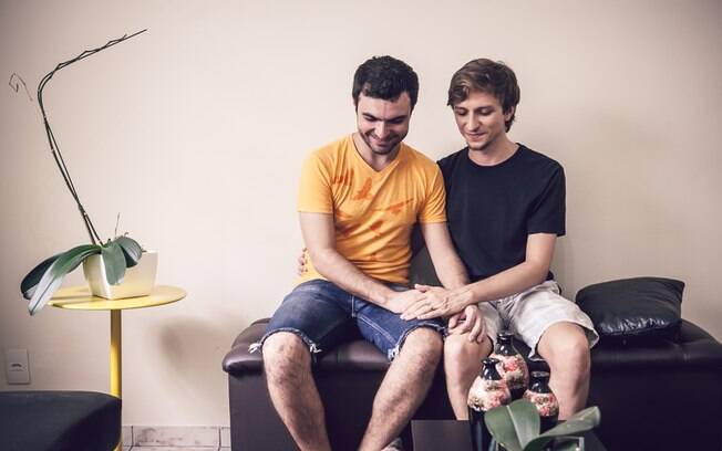 Felipe e Thiago contam que depois de casados passaram a dividir as tarefas e escolher tudo juntos