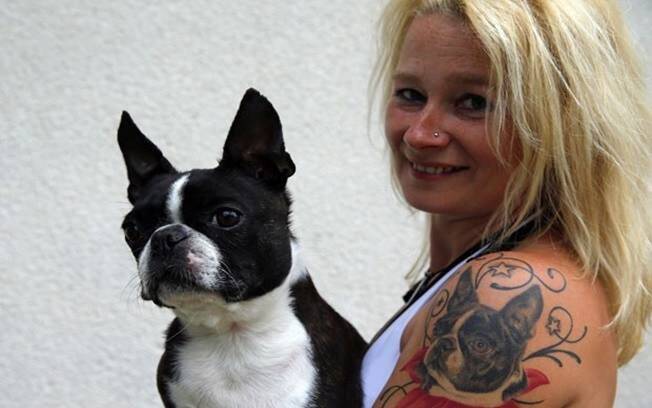 Monika Recse tatuou e cão Laslo