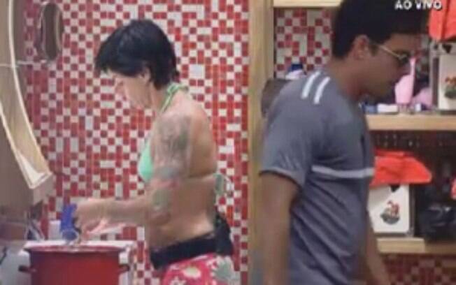 Penélope e Vavá conversam no quarto