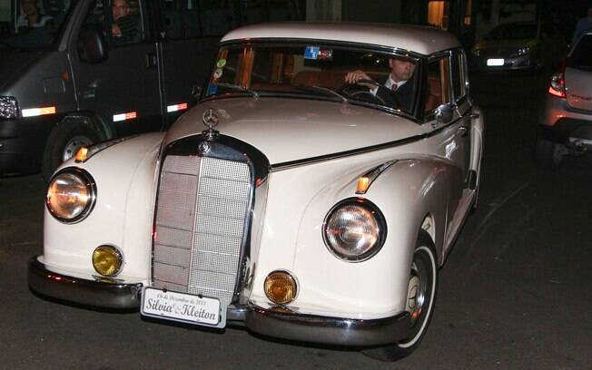 A filha de Silvio Santos chegou à bordo de um clássico da Mercedes-Benz
