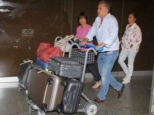 Gloria Pires desembarca com o marido, Orlando Morais, no Rio