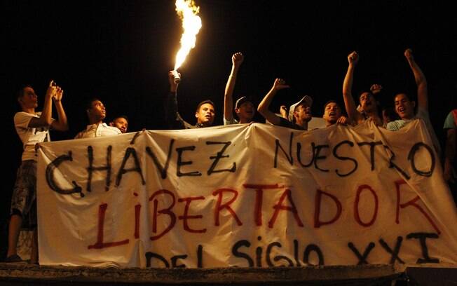 'Chávez, nosso libertador do século 21', diz cartaz nas mãos de partidários de Hugo Chávez após sua morte (05/03)