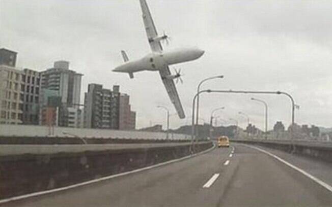 Equipes de resgate tentam retirar passageiros presos dentro de avião da TransAsia