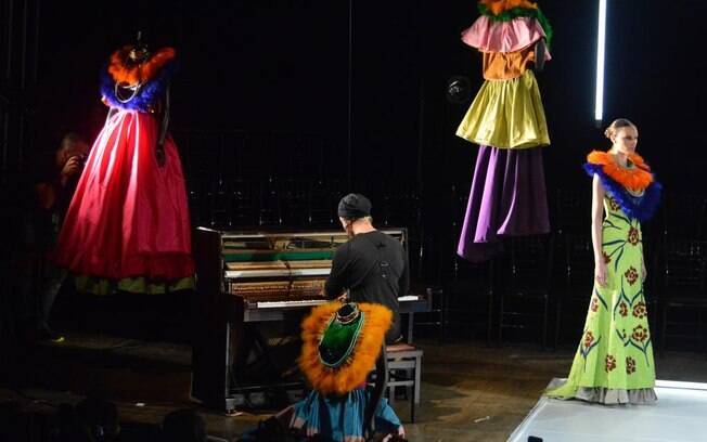 Desfile performático da mais recente coleção de Fause Haten