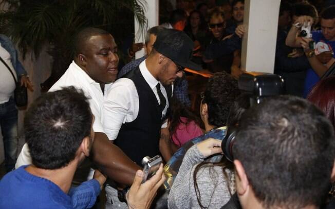 Neymar causa tumulto ao deixar festa de novela
