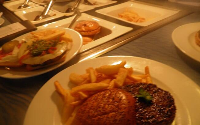 O Waves, no deck da piscina, serve saladas e burgers