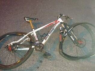 Bicicleta foi danificada com o impacto da batida