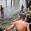 Lixo se acumula nas margens do canal do Porto de Santos, feito de praia pelos meninos da favela Sítio Conceiçãozinha. Foto: Yan Boechat