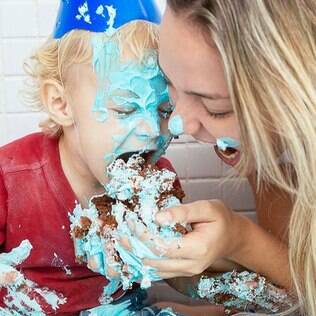 Davi Lucca brincando com a mãe