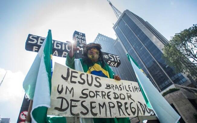 Um dos participantes do protesto em São Paulo se caracterizou de Jesus crucificado para mostrar indignação. Foto: MARCELO CAMARGO/AGÊNCIA BRASIL