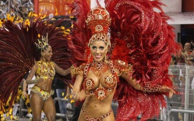 Tati Minerato desfila pela Gaviões da Fiel na madrugada deste domingo (2) no carnaval de São Paulo