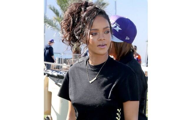 No Coachella desse ano, Rihanna desfilou com o cabelo preso em rabo de cavalo alto e franja solta, ambos jogados para a lateral 
