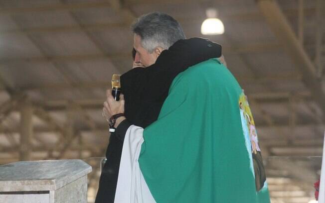 Marcelo Camargo abraça  o padre Marcelo Rossi