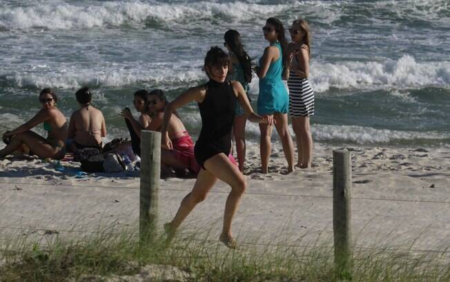 Maria Casadevall se empolga e dança na praia