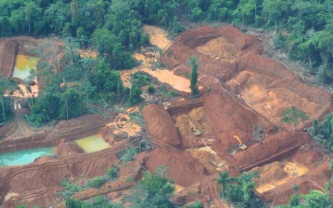 Surto de garimpo destrói floresta e divide índios no Pará
