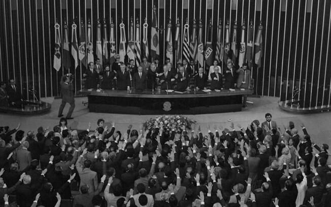 Parlamentares durante a votação do texto da Constituição, conduzida por Ulisses Guimarães (1988)