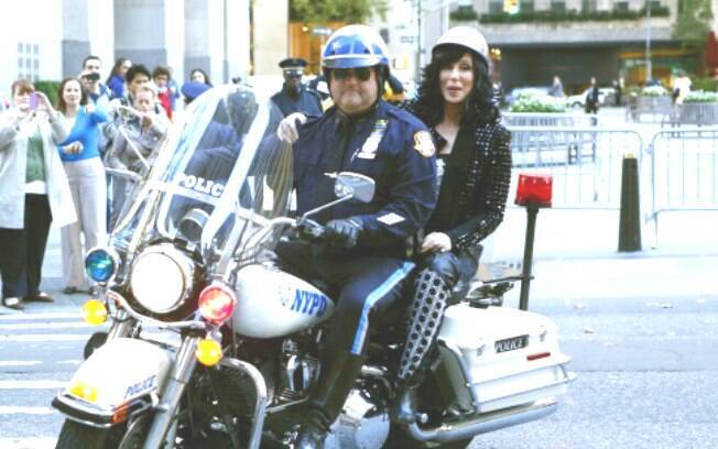 Cher pega carona com policia em Nova York
