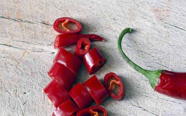 Pimenta vermelha: uma pitada (3g) por dia, no molho ou na comida. Foto: Getty Images