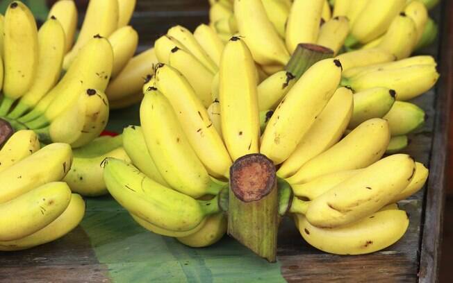 Bananas: possuem potássio e sódio e diminuem as câimbras, cansaço excessivo e as dores musculares. Foto: Getty Images
