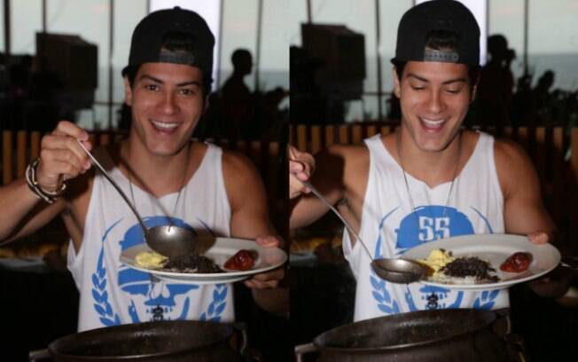 Arthur Aguiar participa de feijoada em Salvador