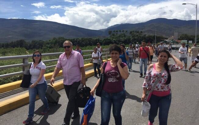 Venezuelanos atravessam a fronteira para comprar itens básicos na Colômbia