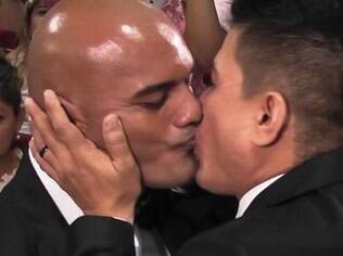 Casal gay se beija na cerimônia realizada na sede da OAB de Manaus